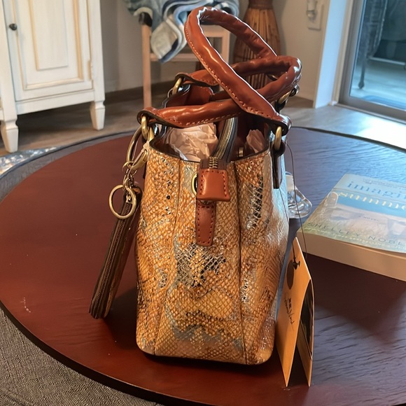 Patricia Nash Spring yellow/gold and metallic bag with key chain bag - Picture 2 of 7